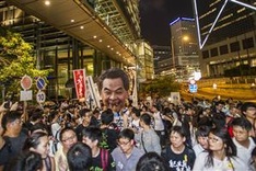 Hong Kong students take democracy protest to leader's home