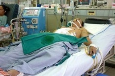 Male hospital assistants make big money during Tet