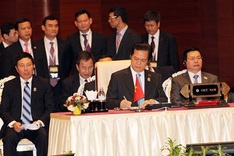 Vietnamese leader urges ASEAN to strengthen solidarity over East Sea issue