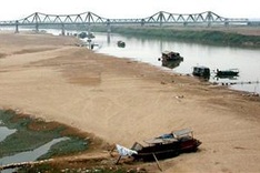 Falling Red river water levels hurting Vietnamese agriculture