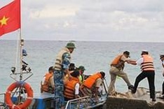 Vietnam, Philippines’ navy exchange on Song Tu Tay Island