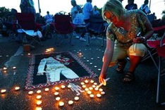 Thousands honor Elvis Presley at Graceland vigil