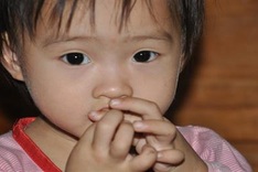 Mother to sell kidney to save small daughter