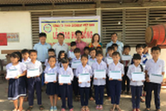 Grobest Vietnam grants 100 scholarships to poor pupils in Long An