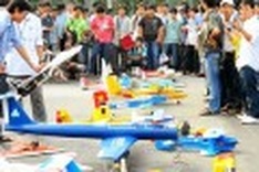 Students create models of aeroplanes