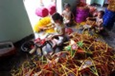 Star-shaped lantern making village busy before Mid-autumn Festival