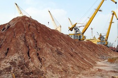 Import rubbish surrounding Hai Phong port
