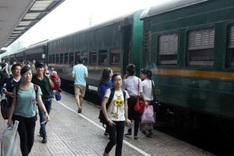 Train ticket prices drop for Tet