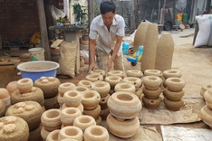 Khanh Hoa bronze casting village busy ahead of Tet