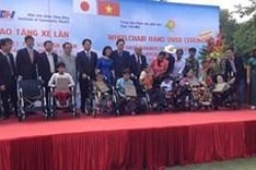 Former Japanese PM presents wheelchairs to AO victims