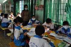 Pollution forces students wear face masks in class