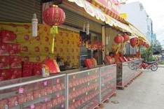 Moon cake shops face slow sales