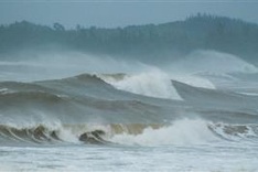 Bad weather cuts off Lý Sơn Island residents