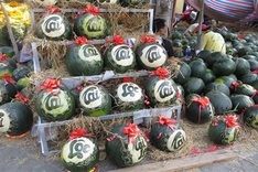 Watermelon carving service earns big money on Tet