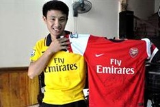 ‘Running man' to auction his T-shirt
