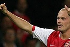 Arsenal star arrives in Vietnam