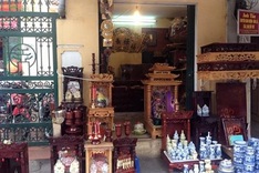 Tiny shops cling to Hanoi of old - and prosper
