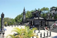 Hue lures visitors with big bargains