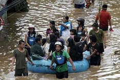 Vietnam Red Cross donates aid money to the Philippines