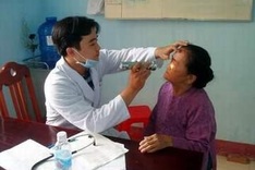 Australia supports blindness prevention in Vietnam