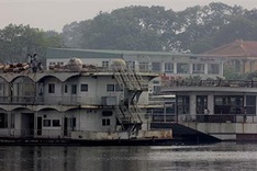 Proliferation of restaurants around West Lake causes pollution