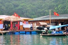 Floating village tries eco-tourism