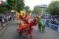 Hue spotlighted in colourful roadshow