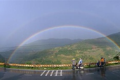 Tourists treated to rainbow show over Sapa