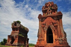 Evidence of time and Cham culture at Banh It towers