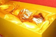 Gold-plated roses and imported flowers sell well on Valentine's Day