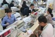 Banks scramble for mid-level managers