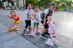 Girl promotes nascent sport of inline skating in Vietnam