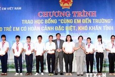 Vice President presents scholarships to Ninh Thuan students