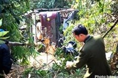 Car plunges into abyss, killing one in Dien Bien