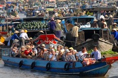Floating markets bustling for Tet