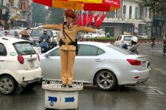 Traffic policewomen start handling Hanoi congested roads