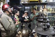 Visitors buy good luck at Vieng market