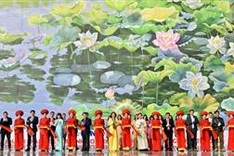 Mural paintings on lotus ponds debut at Noi Bai International Airport
