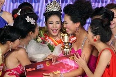 Miss Vietnam winner prepares for penny-pinching prize