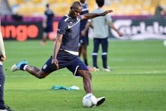 Italy bid to topple Spain as European kings