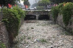 ’Garbage river’ in Hanoi cleaned up