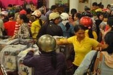 Locals return cheapies to Chinese traders