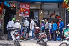 Hanoians line up to buy cakes for Cold Food Festival