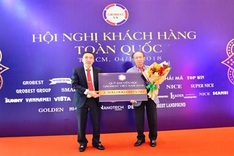 Grobest Vietnam grants scholarships to poor students
