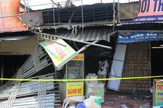 Market fire in Hanoi kills man, injures wife and children