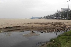 Sewage pollutes Sam Son Beach
