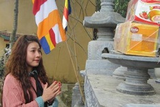 Young people flock to pagodas during Tet