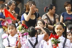 Vietnamese parents tend to bring children to school before school age