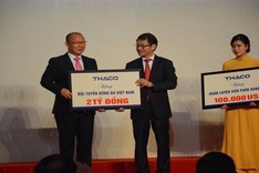 National team coach donates USD100,000 for Vietnamese football development
