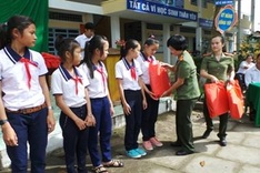 DTiNews helps provide 1,000 notebooks to poor students